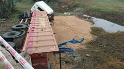 बालू लोड हाइवा पलटा 