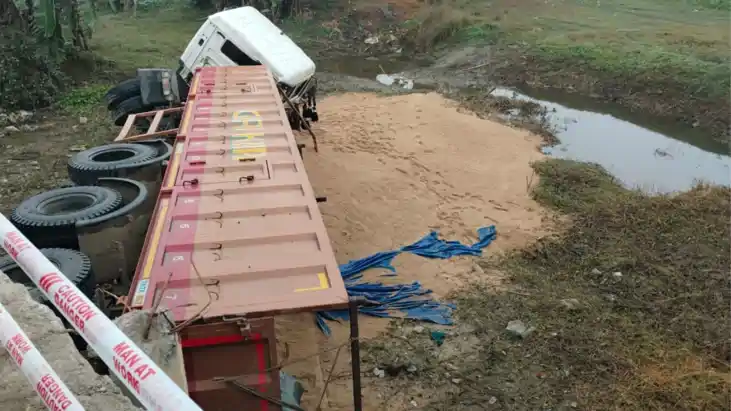 बालू लोड हाइवा पलटा 