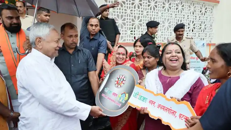 नीतीश सरकार का बड़ा दांव: महिला स्वरोजगार के लिए ₹2 लाख की अतिरिक्त राशि पर मुहर, मार्केटिंग की भी होगी व्यवस्था