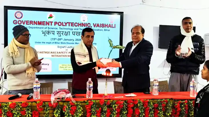 Bihar News : डॉ. सुनील कुमार चौधरी ने सिखाए भूकंपरोधी निर्मा
