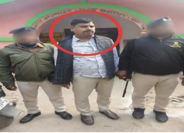 एरियर भुगतान के बदले रिश्वत लेते प्रखंड शिक्षा पदाधिकारी गिर
