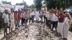 Bihar News : बिहार में शिलान्यास के 4 साल बाद भी नहीं बनी सड़क, ग्रामीणों ने धान बोकर जताया विरोध, सरकार के खिलाफ जमकर की नारेबाजी 