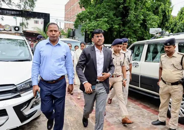  एक्शन में डीएम! गलती नहीं जानबूझ कर 'डॉग बाबू का बनाया गया 