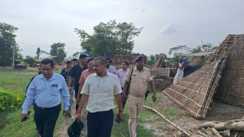 कोसी कटाव प्रभावित क्षेत्रों का डीएम ने किया निरीक्षण, पीड़ितों के बीच बांटी गई राहत सामग्री