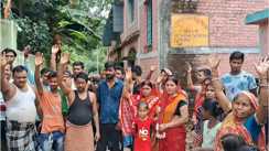 Bihar News : कटिहार में मासूम छात्राओं ने रो-रोकर बताई ‘गुरूजी’ की गन्दी करतूत, ग्रामीणों ने स्कूल में जमकर काटा बवाल, आरोपी पर की कार्रवाई की मांग  