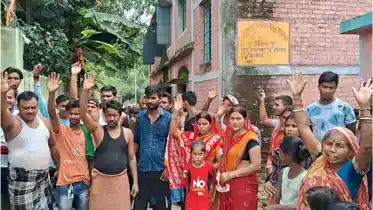 Bihar News : कटिहार में मासूम छात्राओं ने रो-रोकर बताई ‘गुरूजी’ की गन्दी करतूत, ग्रामीणों ने स्कूल में जमकर काटा बवाल, आरोपी पर की कार्रवाई की मांग  