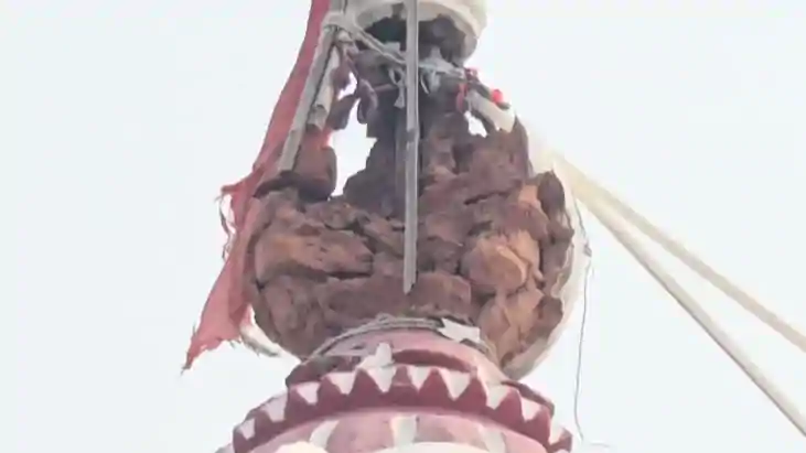 Bihar News : दरभंगा में जलेश्वरनाथ महादेव मंदिर पर गिरी आकाश