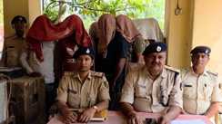 Bihar Crime : गोपालगंज पुलिस ने पशु तस्कर गिरोह का किया भंडाफोड़, 7 लोगों को किया गिरफ्तार, पिकअप और कार समेत भारी मात्रा में सामान किया बरामद