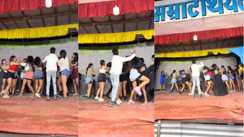 Bihar News : मुजफ्फरपुर में पूर्व विधायक रामसूरत राय के मेले में बवाल, थिएटर के स्टेज पर डांसरों के बीच जमकर चले लात-घूंसे