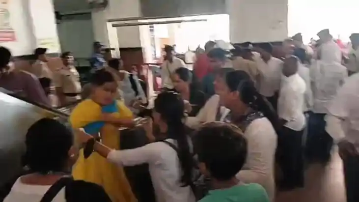 Bihar News - पटना जंक्शन पर महिला यात्री और महिला टीटीई के ब Bihar News - पटना जंक्शन पर महिला यात्री और महिला टीटीई के ब
