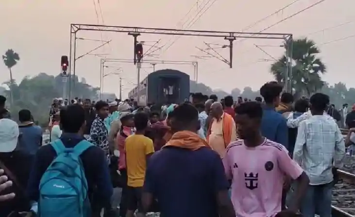 बड़ा हादसा टला: दो हिस्सों में बंटी तेज रफ्तार ट्रेन, यात्रिय