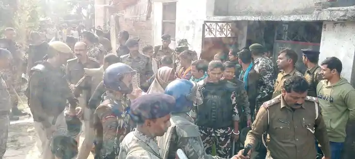 हथियार से लैस अपराधी को गिरफ्तार कर लौट रही पुलिस पर लोगों न