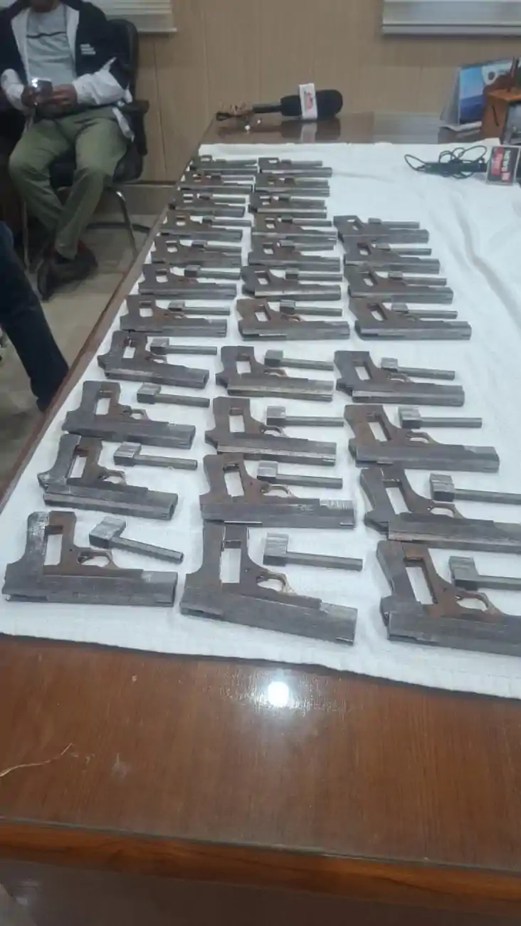  हथियारों की फैक्ट्री का खुलासा , बड़ी संख्या में अर्द्धनिर्