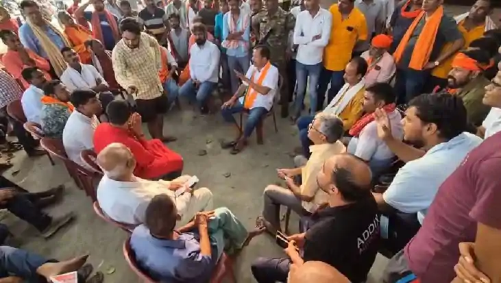 गांव वालों ने लिया बदला! एमएलए से मिलने गए तो बॉडीगार्ड ने भ गांव वालों ने लिया बदला! एमएलए से मिलने गए तो बॉडीगार्ड ने भ