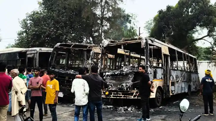 Bihar News : औरंगाबाद में तीन बसों में शॉर्ट सर्किट से लगी भ Bihar News : औरंगाबाद में तीन बसों में शॉर्ट सर्किट से लगी भ