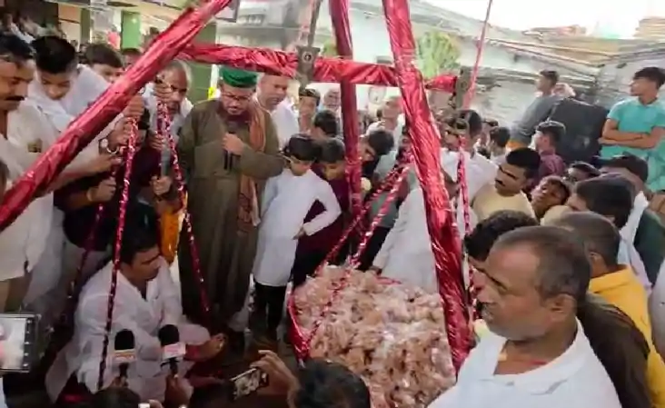 जलेबी से तौले गए राजद के बागी नेता, तेजस्वी ने पार्टी से निक जलेबी से तौले गए राजद के बागी नेता, तेजस्वी ने पार्टी से निक