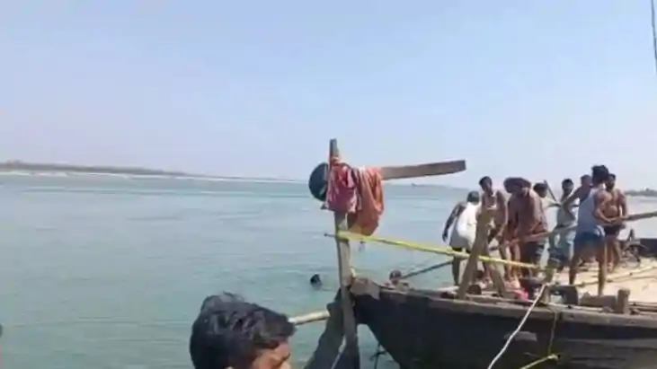 नदी के तेज बहाव में नाव पलटी, कार्यक्रम से लौट रहे 24 लोग ला नदी के तेज बहाव में नाव पलटी, कार्यक्रम से लौट रहे 24 लोग ला