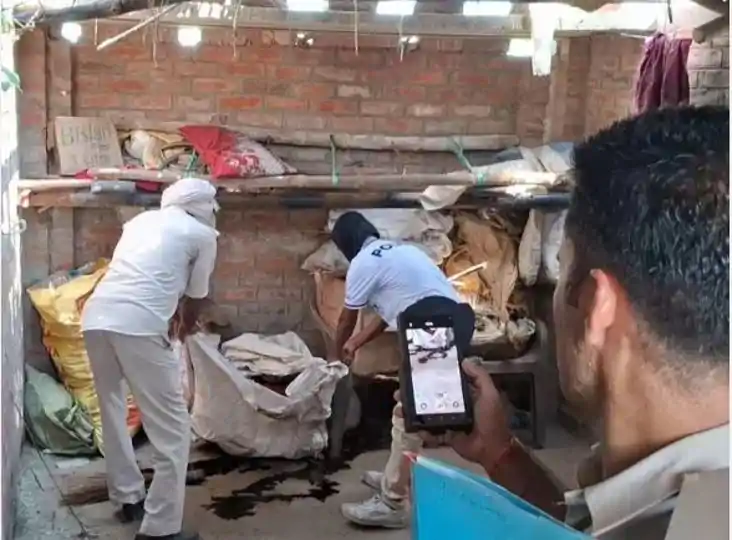 दो दिन से लापता विवाहिता की हो रही थी तलाश, घर के बोरे में ब