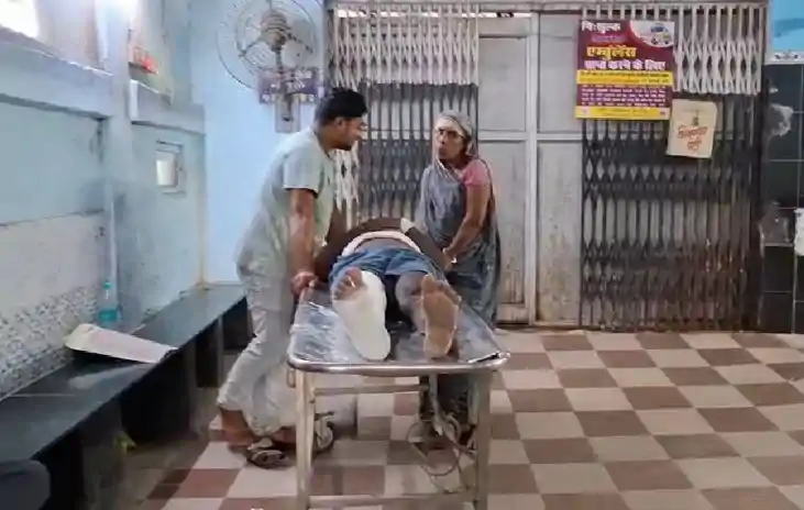 Bihar Crime -दंबगों का तांडव, दंपती और  बेटे को पीटकर किया घ