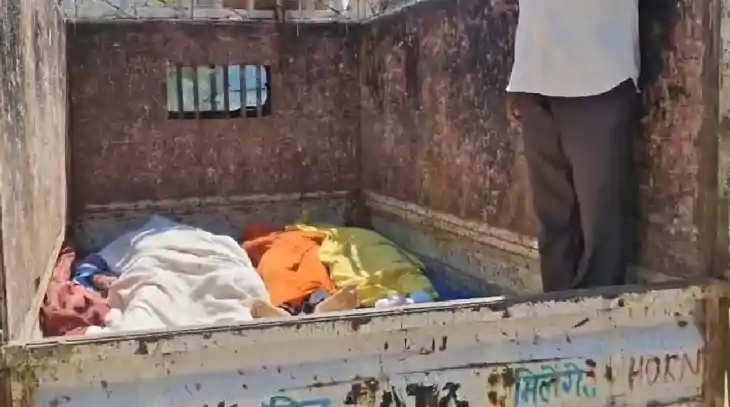 बहन और भांजे-भांजियों को लेकर जा रहे बाइक सवार युवक को ट्रक 