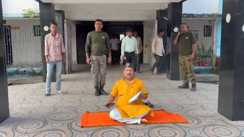 Bihar News : बाढ़ पीड़ितों की उपेक्षा पर भड़के बीजेपी विधायक विनय बिहारी, धरना पर बैठे; कहा- 'मुख्यमंत्री के आने तक जारी रहेगा आंदोलन'