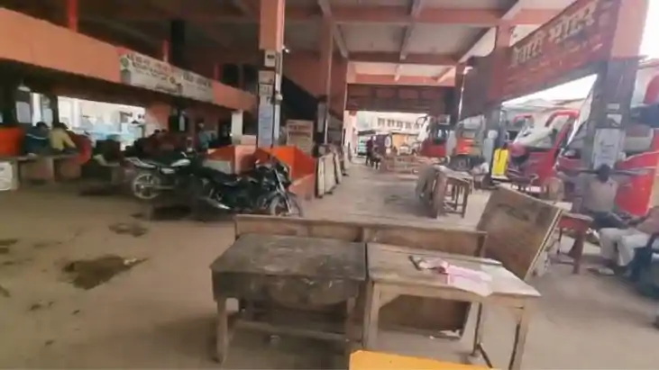 लाखों का टैक्स देने के बावजूद बदहाल सरदार पटेल बस पड़ाव, मूल