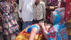 Bihar News : बेतिया में तेज आंधी पानी ने मचाया तांडव, ई-रिक्शा पलटने से दो लोगों की हुई दर्दनाक मौत, परिजनों में मचा कोहराम 
