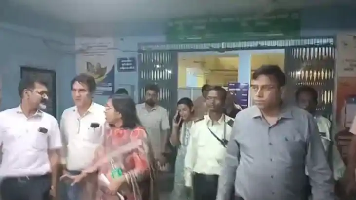 सड़क हादसे के बाद अस्पताल में भारी बवाल, शौचालय में छिपकर मह