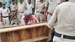 बाढ़ में पुलिस की बड़ी कार्रवाई: आर्म्स एक्ट के दो फरार अभियुक्तों की संपत्ति कुर्क, 'सोनू-मोनू' गैंग के हैं सदस्य