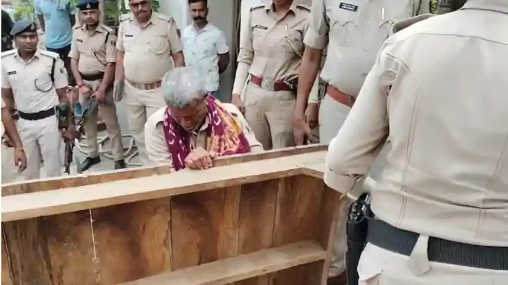 बाढ़ में पुलिस की बड़ी कार्रवाई: आर्म्स एक्ट के दो फरार अभिय