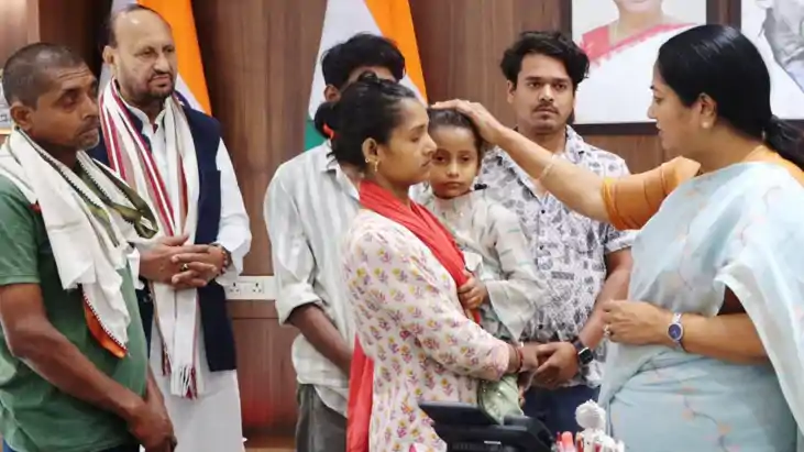 दिल्ली में बिहारी युवक की मौत मामला : पीड़ित परिवार से मिलीं