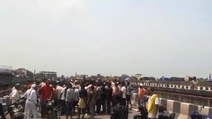 Bihar News : मेडिकल कॉलेज में एडमिशन कराने जा रहे तीन युवकों Bihar News : मेडिकल कॉलेज में एडमिशन कराने जा रहे तीन युवकों