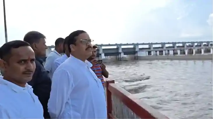 Bihar News : गंडक के बढ़ते जलस्तर से बढ़ी चिंता, सांसद सुनील