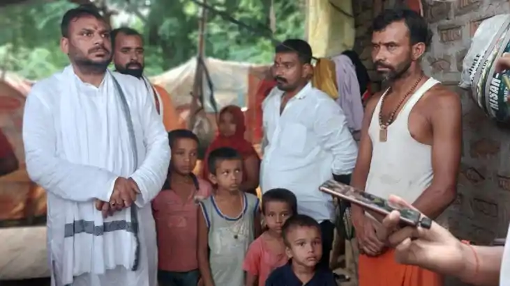 गरीब ब्राह्मण परिवार की मदद के लिए आगे आई विश्वामित्र सेना, 