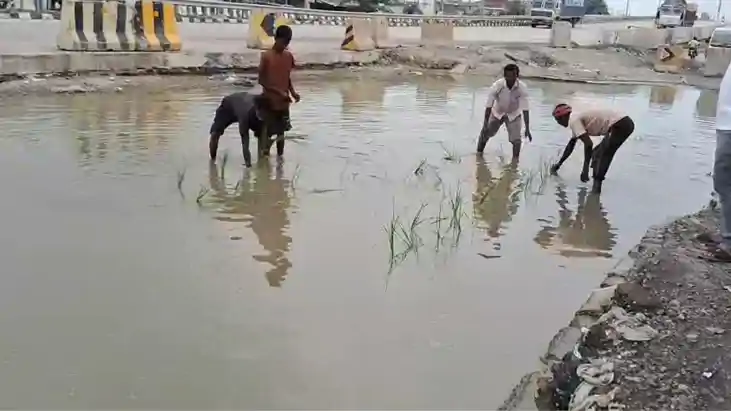 Bihar News : कैमूर में सर्विस रोड पर जलजमाव से फूटा दुकानदार