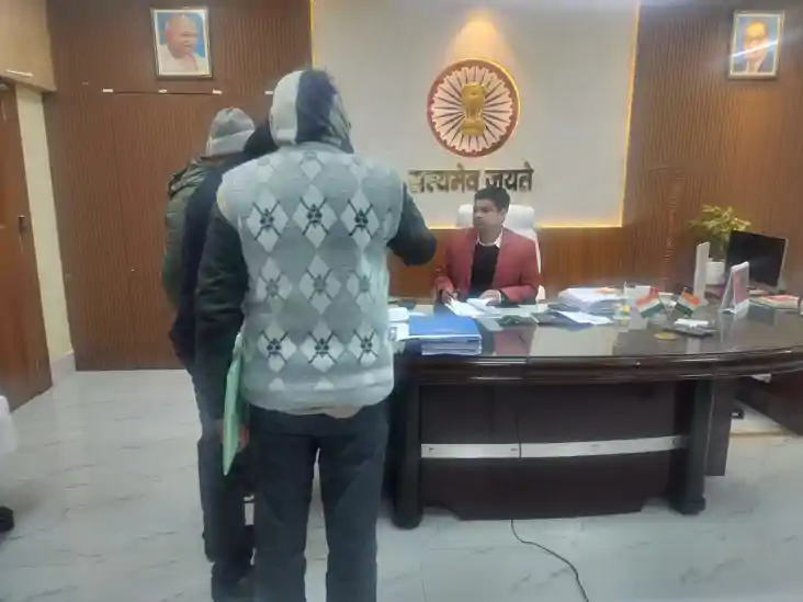 लोक शिकायत निवारण में लापरवाही पर गिरी गाज, थानाध्यक्ष पर DM