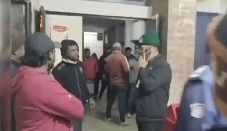 बांग्लादेश में हिंदुओं के लिए न घर सुरक्षित, न दफ्तर; ड्यूटी