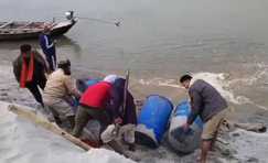 शराबबंदी के नाम पर गंगा 'मैली': पुलिस ने नदी में बहाई हजारों लीटर शराब, कार्रवाई के तरीके पर उठे सवाल