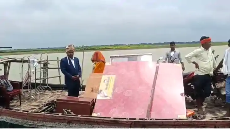 Bihar News : बिहार में बाढ़ से दूल्हे के अरमानों पर फिरा पानी Bihar News : बिहार में बाढ़ से दूल्हे के अरमानों पर फिरा पानी