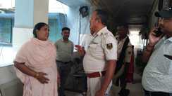 Bihar News : नालंदा के सरकारी अस्पताल में महिला मरीज के नगदी और जेवरात की हुई चोरी, परिजनों ने जमकर काटा बवाल 