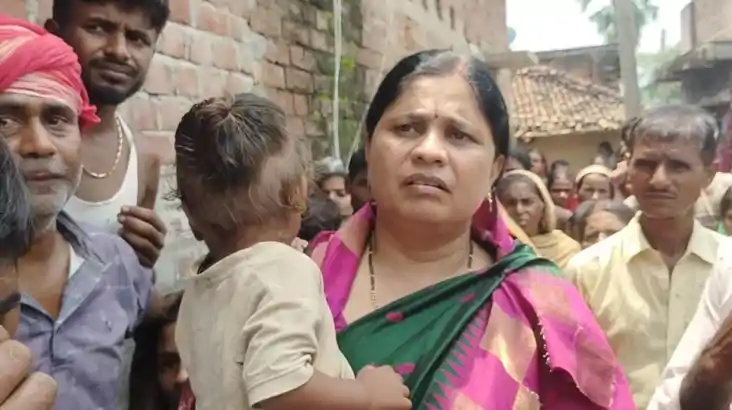Snake bite - गोइठा पाथ रही विवाहिता का सर्पदंश से हुई मौत, 1 Snake bite - गोइठा पाथ रही विवाहिता का सर्पदंश से हुई मौत, 1