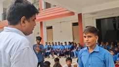 Bihar News : बिहार के गांवों में जाग गयी 'जेन-जी', गयाजी में SDM कार्यालय पहुंचे मिडिल स्कूल के छात्र, बुनियादी सुविधाओं के लिए काटा जमकर बवाल  