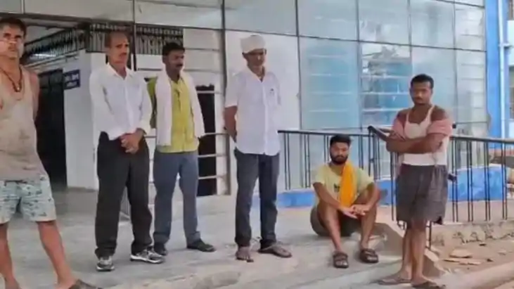 खेत में मोटर चलाने के दौरान करंट लगने से किसान की मौत, गांव 