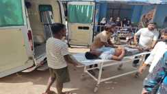 Railway news - रेल फाटक बंद होने से एंबुलेंस फंसा, परिजन गेटमैन से करते रहे मिन्नत, देर होने से मरीज की मौत