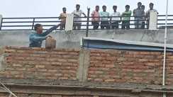 Bihar News : मोतिहारी में अतिक्रमण हटाने के दौरान डॉक्टर ने किया हाई वोल्टेज ड्रामा, छत पर पेट्रोल लेकर चढ़ा, आत्मदाह की दी धमकी