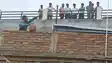 Bihar News : मोतिहारी में अतिक्रमण हटाने के दौरान डॉक्टर ने किया हाई वोल्टेज ड्रामा, छत पर पेट्रोल लेकर चढ़ा, आत्मदाह की दी धमकी