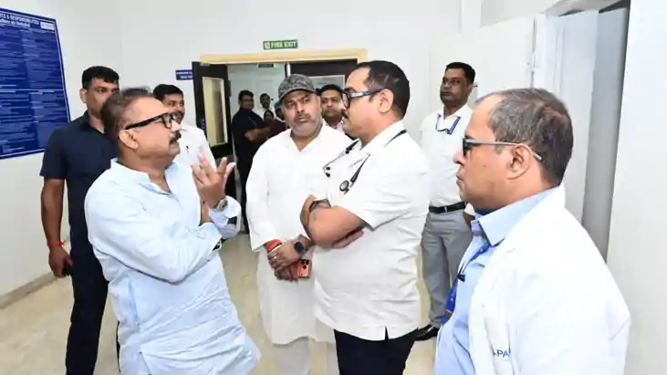 Bihar News : मंत्री डॉ. अशोक चौधरी ने पारस हॉस्पिटल जाकर घाय