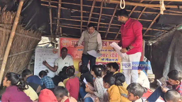 Bihar News : बक्सर में विश्वामित्र सेना ने छात्रों के बीच मि