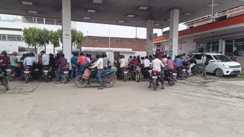 Bihar News : दरभंगा में पेट्रोल-डीजल के लिए हाहाकार, युद्ध और किल्लत की अफवाह से पंपों पर उमड़ी भारी भीड़, SDM ने दी सफाई