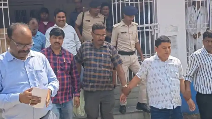 Bhagalpur Vigilance tightens its grip SDM steno caught accep